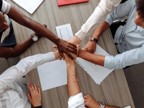 Rüyada Yakın Erkek Arkadaşının Elini Tutmak